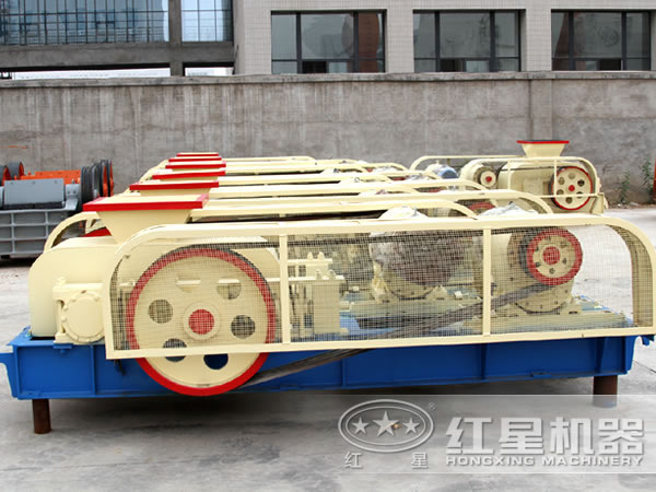 排列整齊的對輥煤炭破碎機(jī)