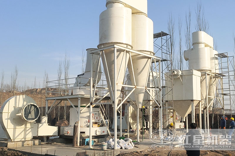 河南客戶雷蒙磨粉機(jī)工作現(xiàn)場