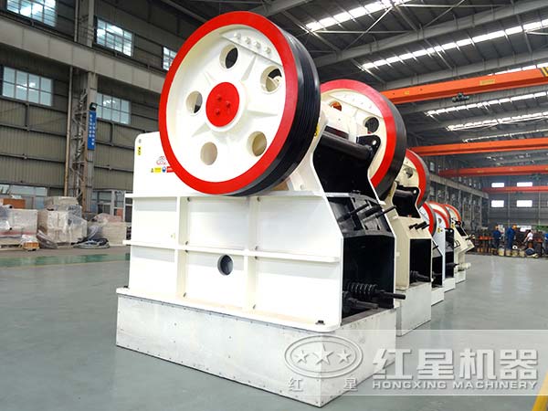 鄂式破碎機(jī)廠家車(chē)間一角