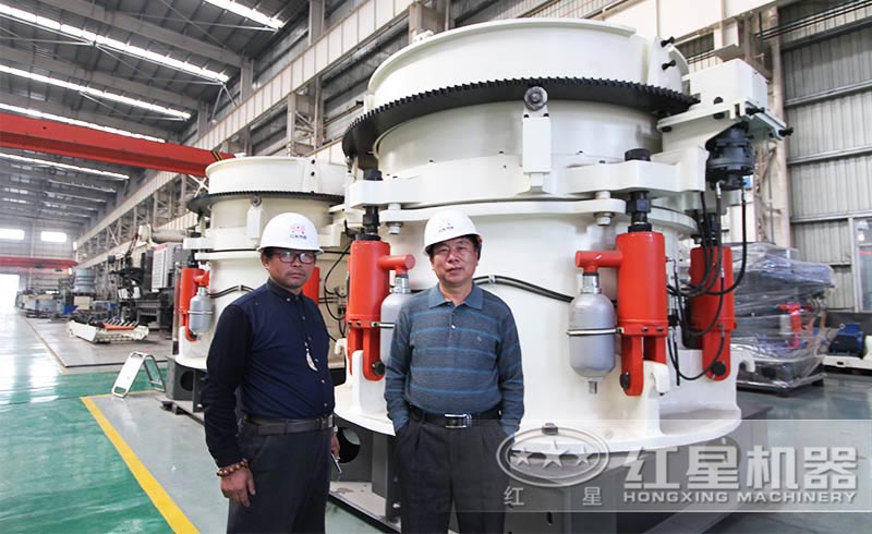用戶來廠考察河卵石圓錐破碎機