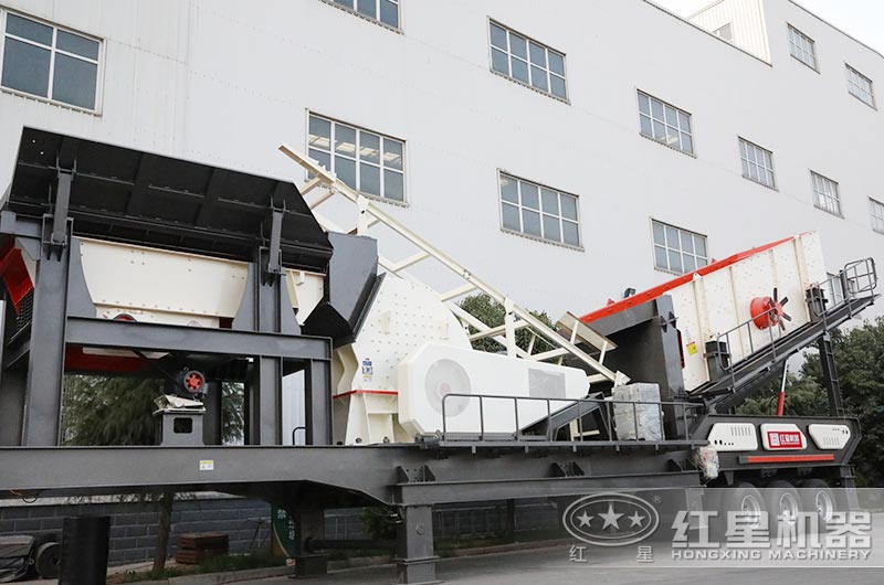 時(shí)產(chǎn)100噸左右的移動顎式碎石機(jī)