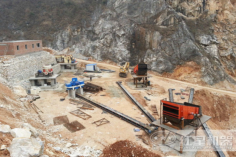 紅星技術人員現(xiàn)場指導山西用戶安裝制砂生產線