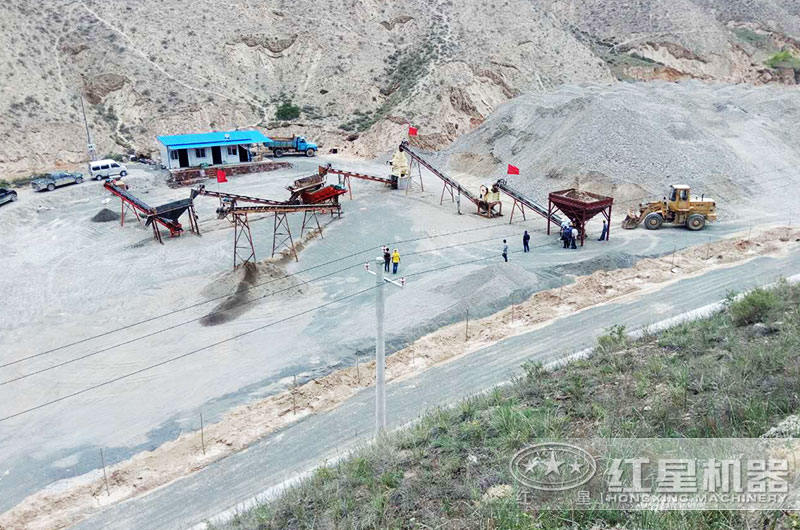 顎式破碎機和磨砂機組合作業(yè)生產(chǎn)花崗巖機制砂現(xiàn)場