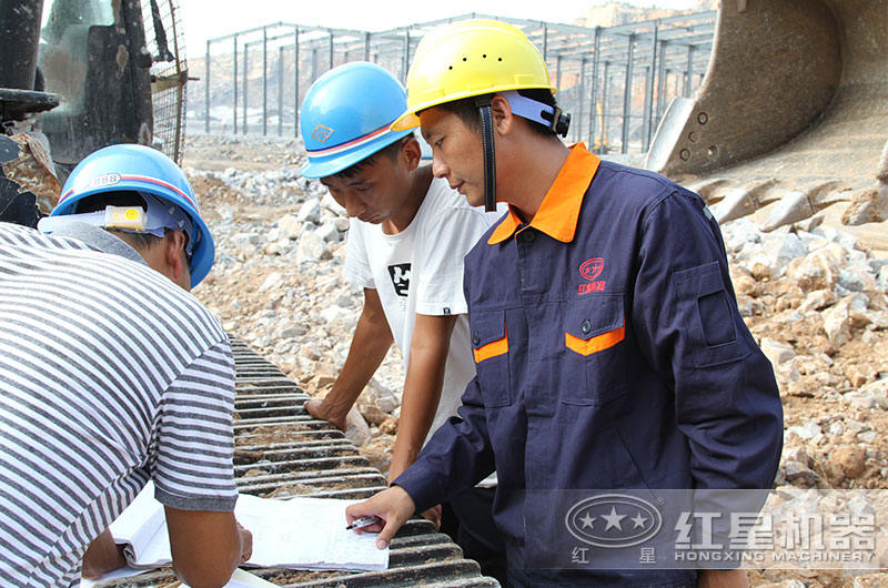 紅星技術經(jīng)理現(xiàn)場為用戶選址并安裝碎石設備