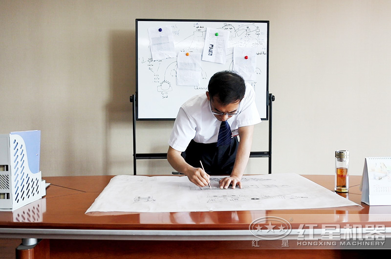 紅星技術(shù)經(jīng)理在認真為用戶設(shè)計時產(chǎn)一二百噸石子生產(chǎn)方案