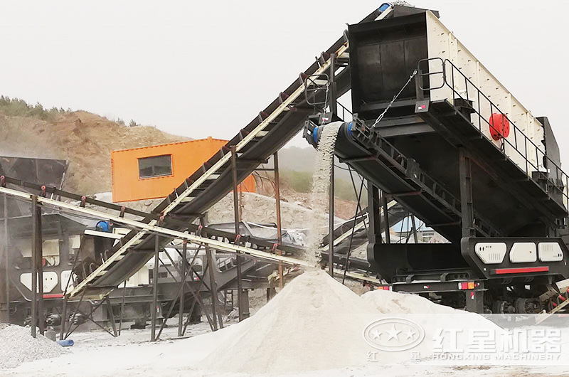 運(yùn)行中的破碎機(jī)出料現(xiàn)場