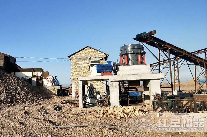 時(shí)產(chǎn)700噸成套鐵礦石破碎生產(chǎn)線生產(chǎn)現(xiàn)場