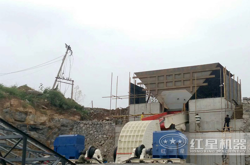 安徽客戶重錘破碎機生產(chǎn)現(xiàn)場