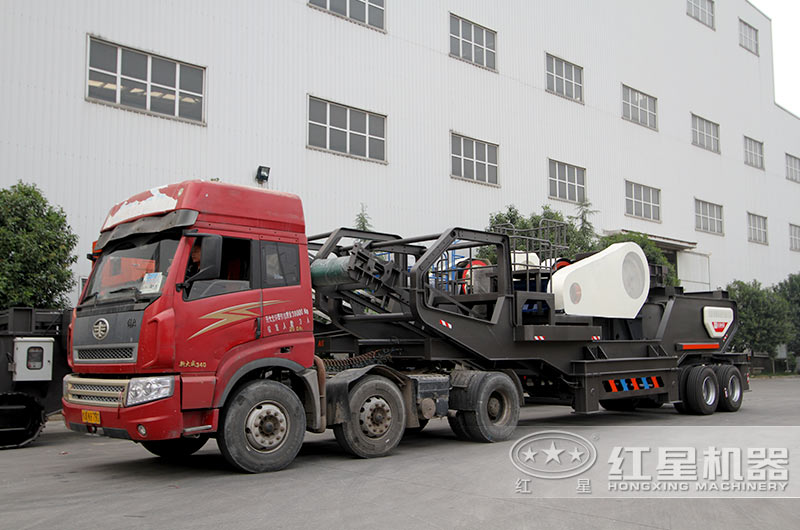 客戶移動顎式破碎機發(fā)貨現(xiàn)場